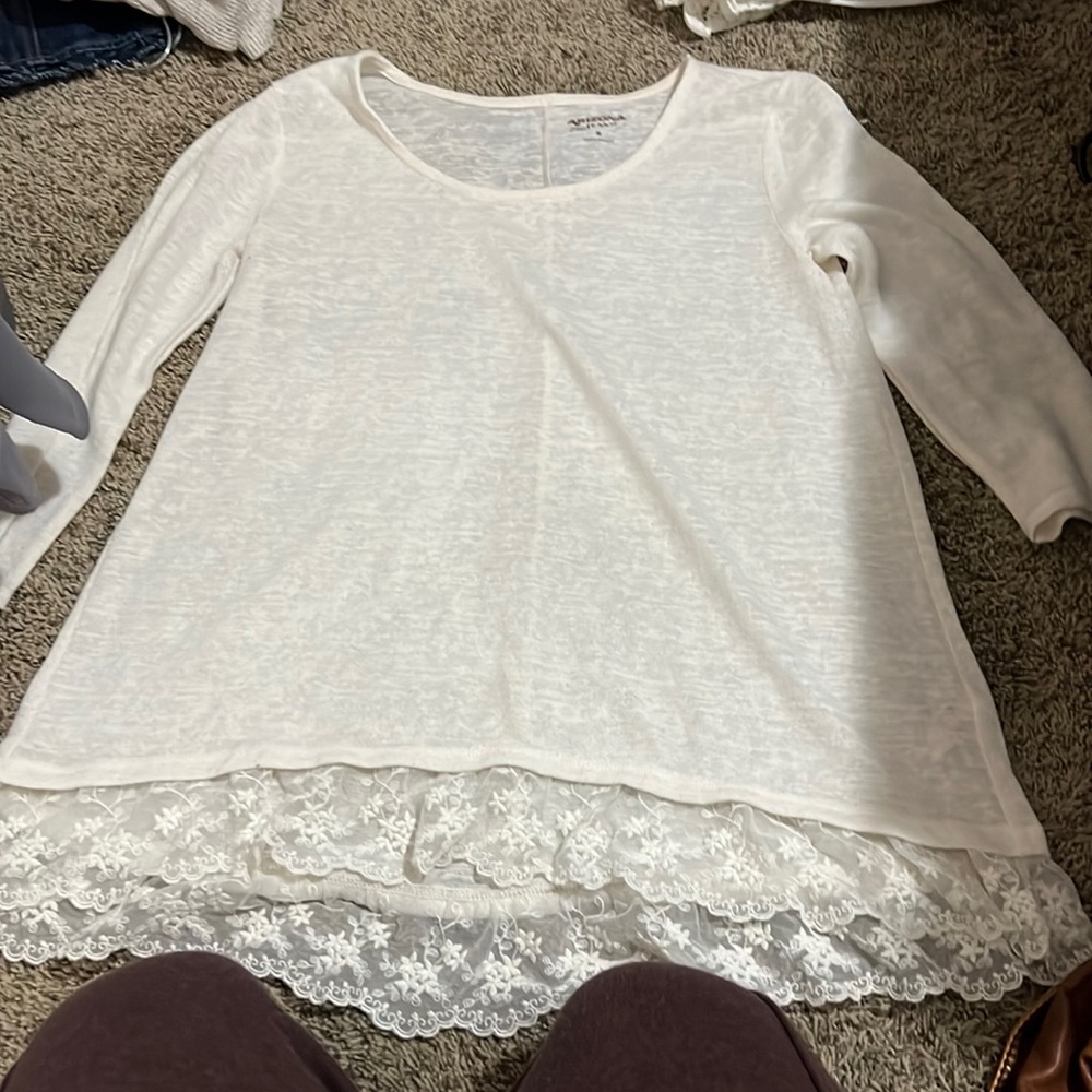 Medium sized, 3/4 shirt.